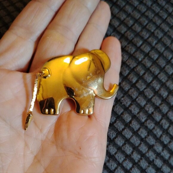 Golden Elephant Brooch With Movable Tail - Picture 9 of 9